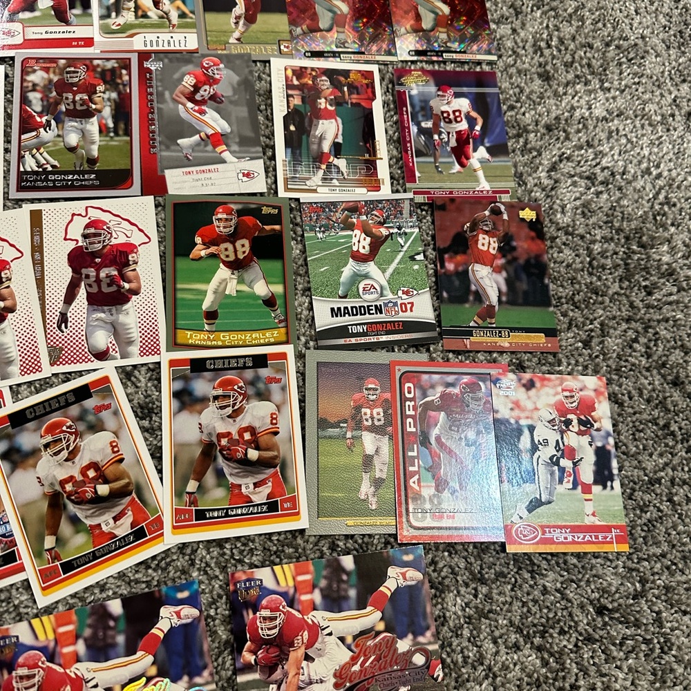 Lot of 83 Tony Gonzalez football cards Atlanta Falcons Kansas City Chiefs Rookie - Picture 4 of 10